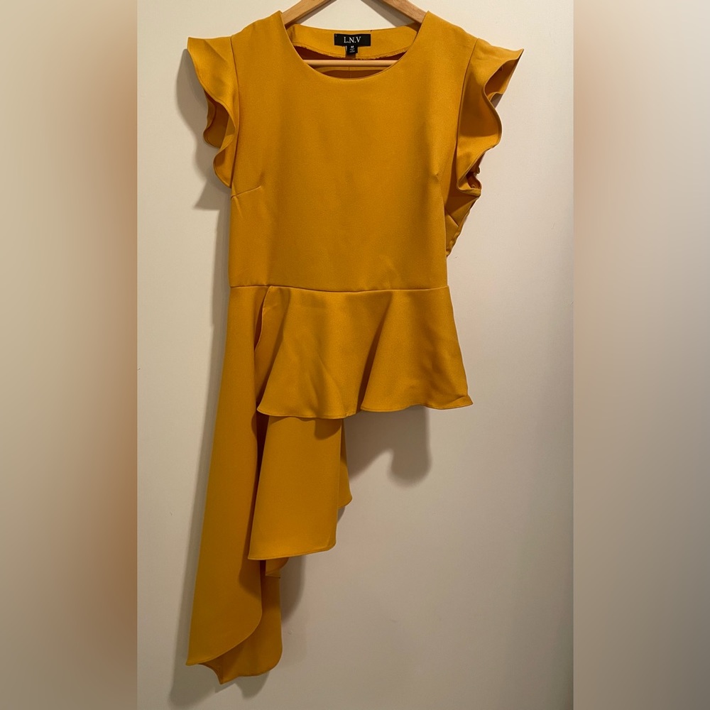 NWT L.N.V. Women’s Flutter Sleeves Top Size:M Color:Mustard